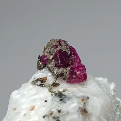 Rubín přírodní minerál v matrixu 47g, Afganistán