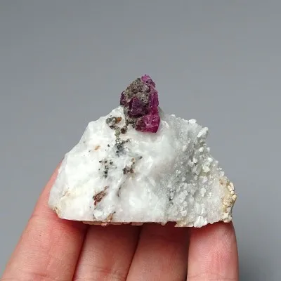 Rubin natürliches Mineral in Matrix 47g, Afghanistan