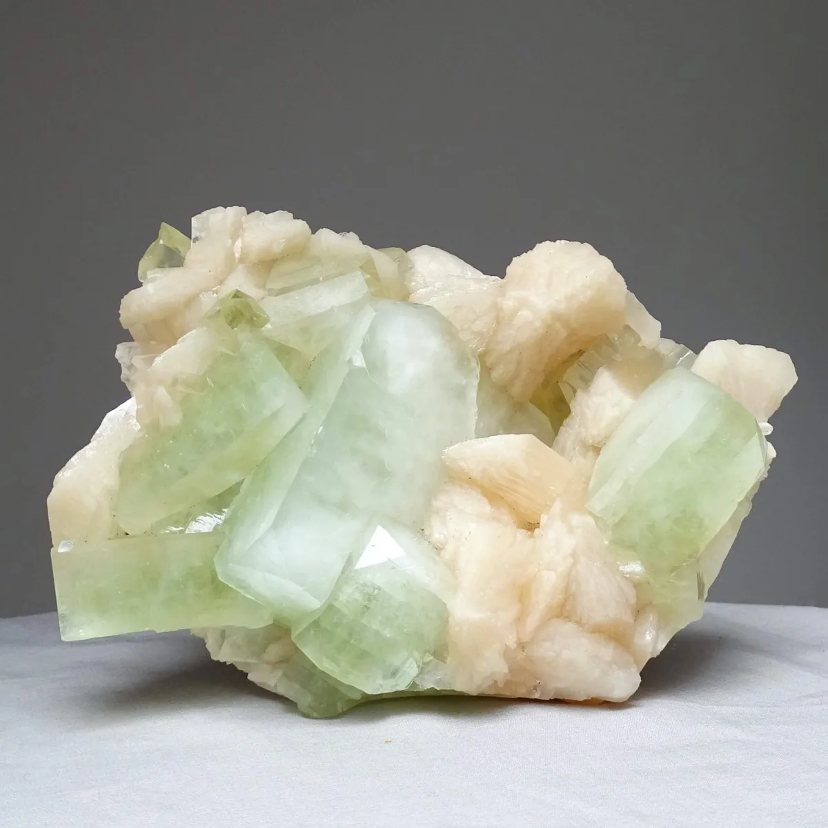 Grüner Apophyllit, Stilbit-Druse 1567g, Indien