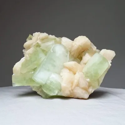 Grüner Apophyllit, Stilbit-Druse 1567g, Indien