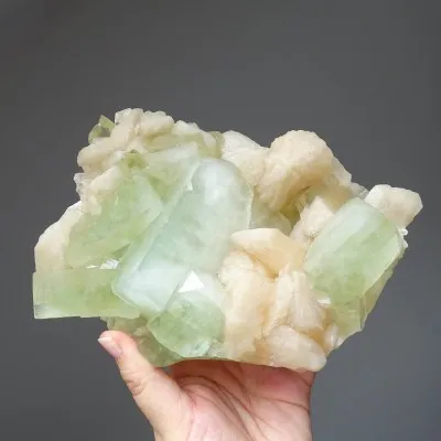 Grüner Apophyllit, Stilbit-Druse 1567g, Indien