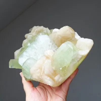 Grüner Apophyllit, Stilbit-Druse 1567g, Indien