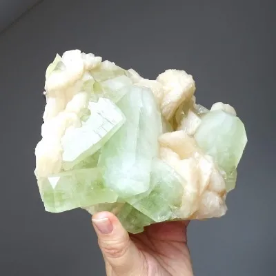 Green apophyllite, stilbit druse 1567g, India