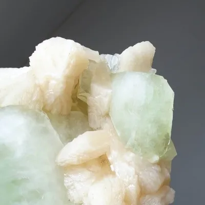 Grüner Apophyllit, Stilbit-Druse 1567g, Indien