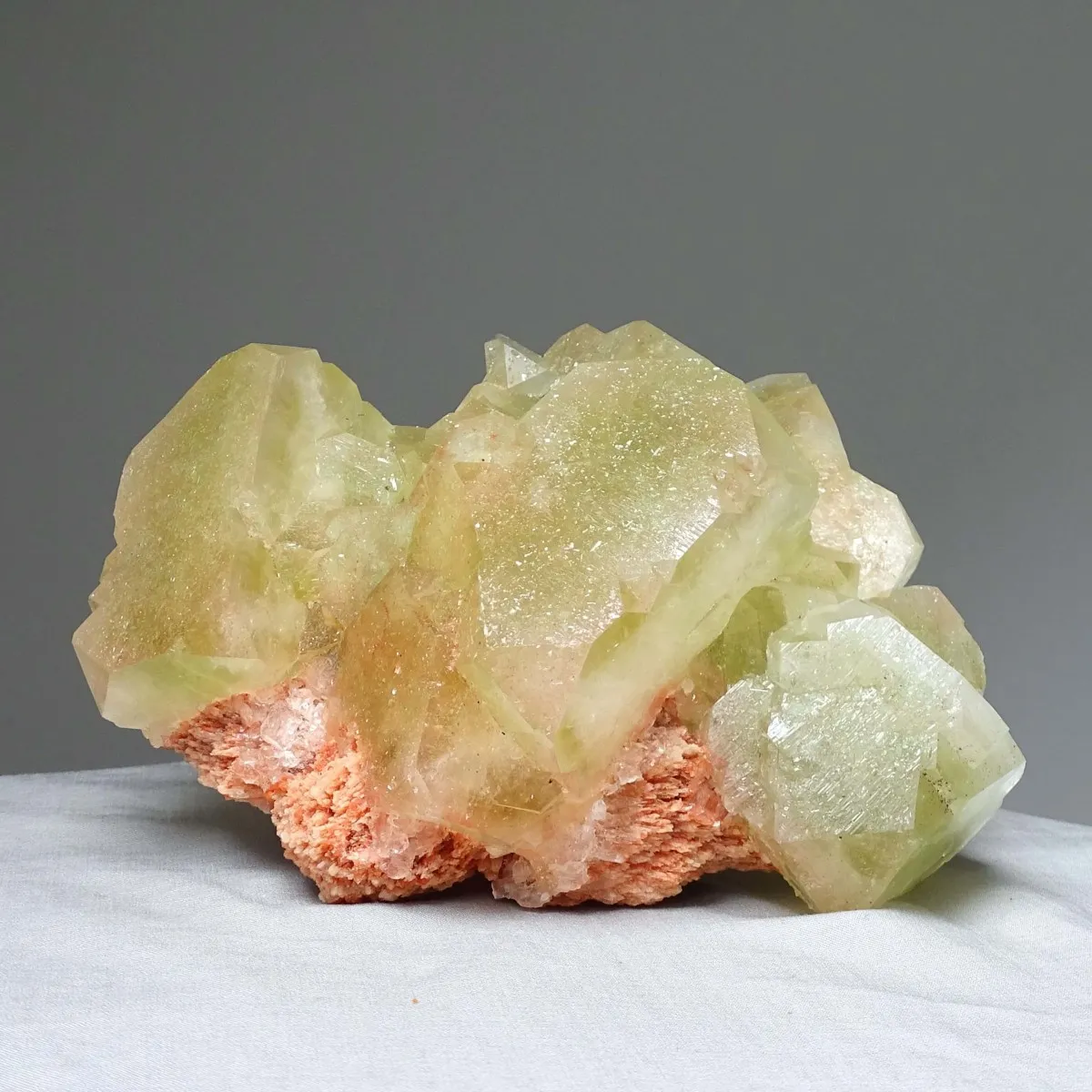 Green apophyllite, stilbit druse 1574g, India