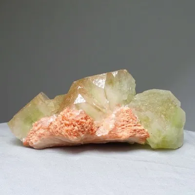 Grüner Apophyllit, Stilbit-Druse 1574g, Indien