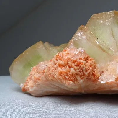 Grüner Apophyllit, Stilbit-Druse 1574g, Indien
