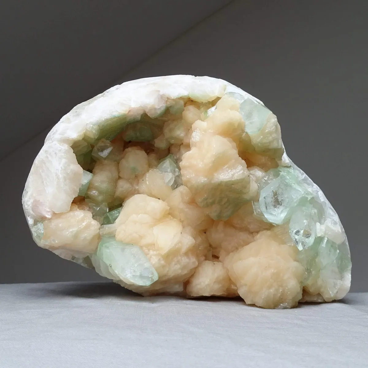 Grüner Apophyllit, Stilbit-Druse 3094g, Indien