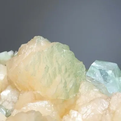 Grüner Apophyllit, Stilbit-Druse 3094g, Indien