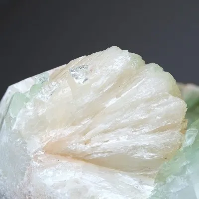 Grüner Apophyllit, Stilbit-Druse 3094g, Indien