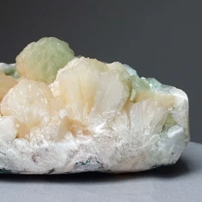 Green apophyllite, stilbit druse 3094g, India