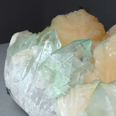 Grüner Apophyllit, Stilbit-Druse 3094g, Indien