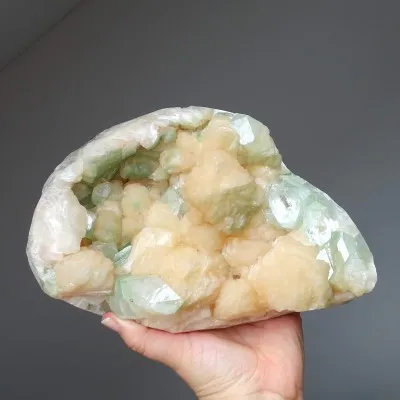 Green apophyllite, stilbit druse 3094g, India