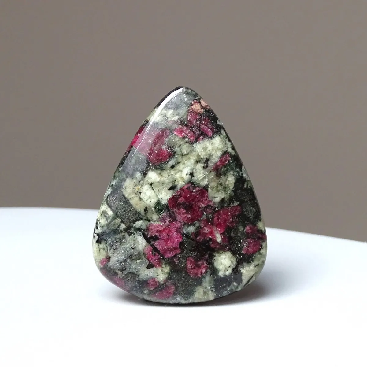 Eudialyt polierter Cabochon 11.4g, Russland