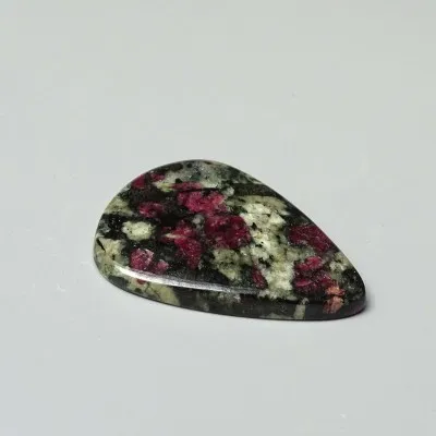Eudialyt polierter Cabochon 11.4g, Russland
