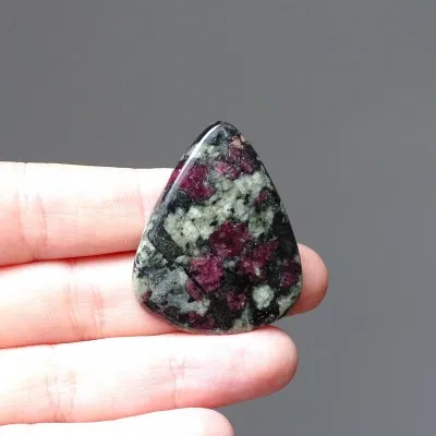 Eudialyt polierter Cabochon 11.4g, Russland