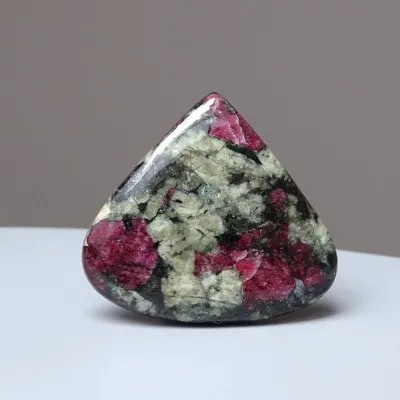 Eudialyt polierter Cabochon 12.5g, Russland