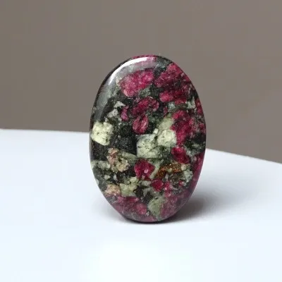 Eudialyt polierter Cabochon 13.3g, Russland