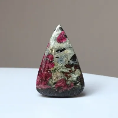 Eudialyt polierter Cabochon 11.5g, Russland
