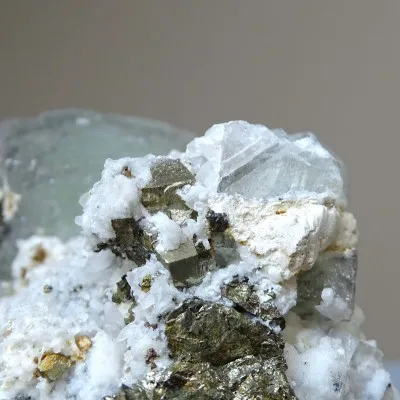 Fluorit-Kombination mit Pyrit 559g, Peru