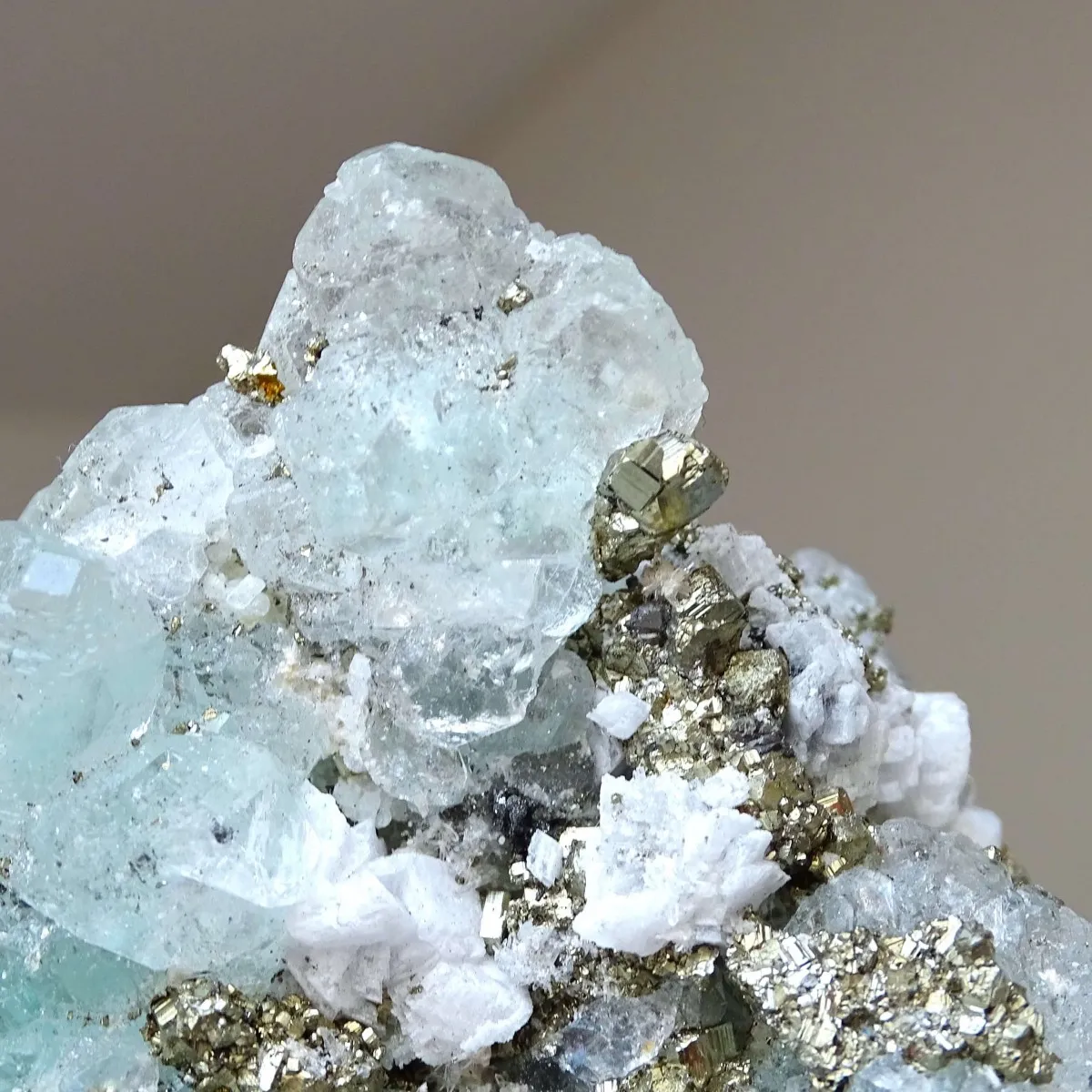 Fluorit kombinace s pyritem 303g, Peru