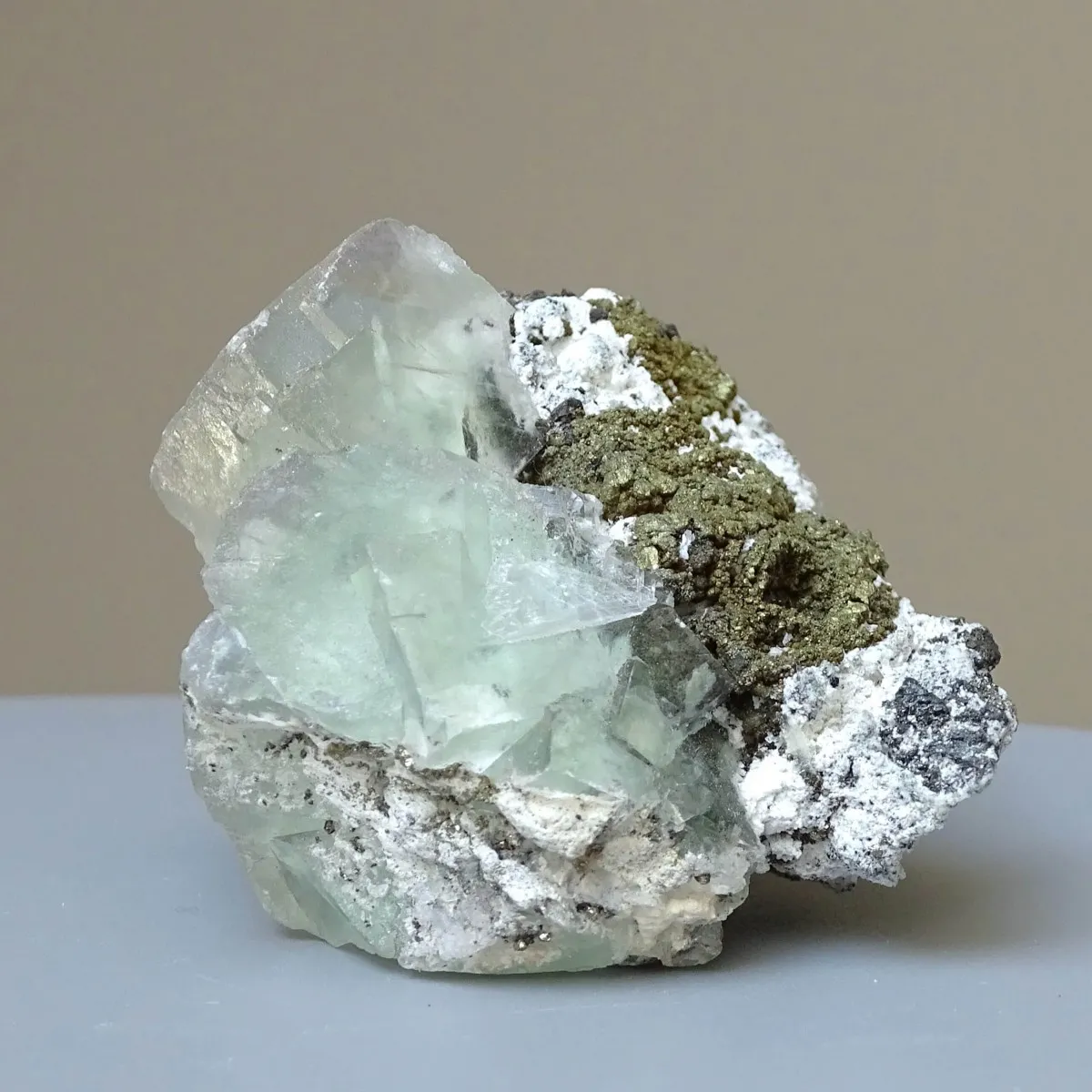 Fluorit kombinace s pyritem 102g, Peru