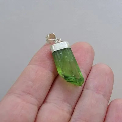 Peridot /Olivín přírodní krystal přívěšek 4,5g Pakistán