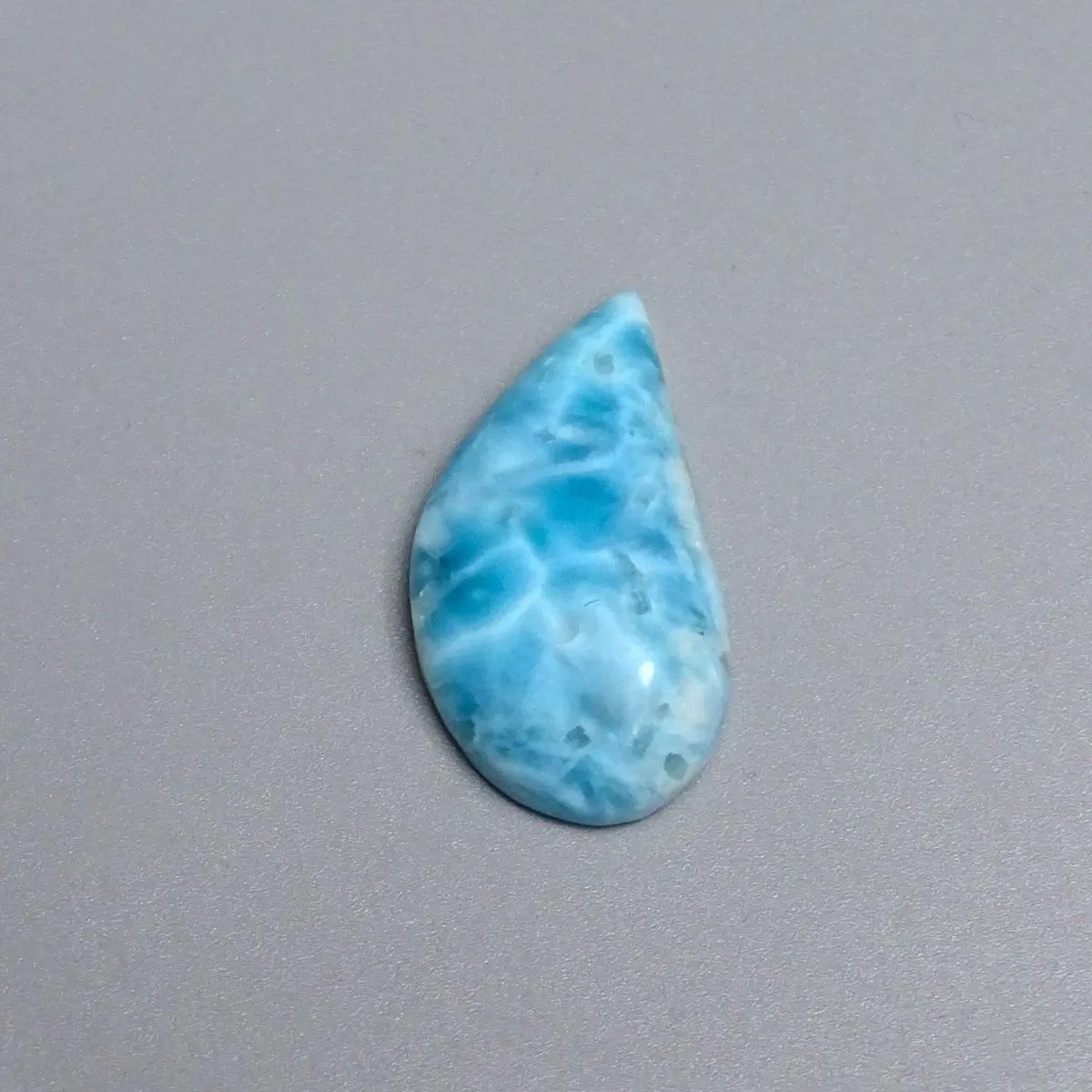 Larimar přírodní leštěný kabošon 6,7g, Dominikánská republika