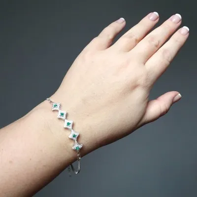 Silberarmband mit Smaragden und Zirkonen