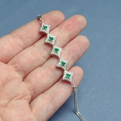 Silberarmband mit Smaragden und Zirkonen