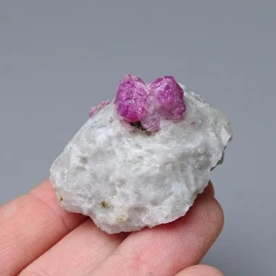 Rubin natürliches Mineral in Matrix 41,8g, Afghanistan