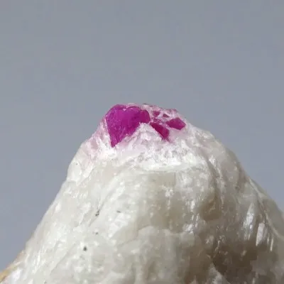 Rubin natürliches Mineral in Matrix 96,1g, Afghanistan
