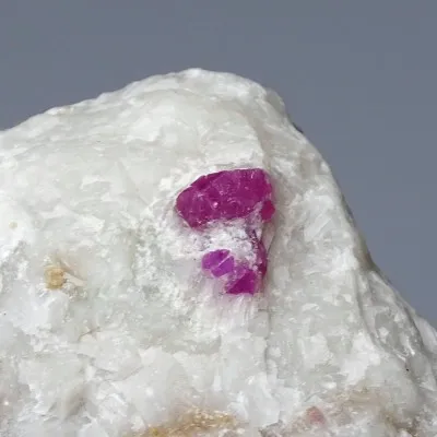 Rubin natürliches Mineral in Matrix 96,1g, Afghanistan