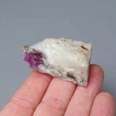Rubín přírodní minerál v matrixu 33,3g, Afganistán