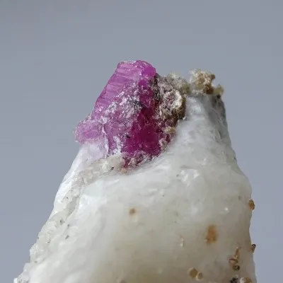 Rubín přírodní minerál v matrixu 33,3g, Afganistán