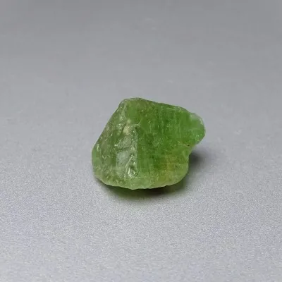 Peridot / Olivine crude mineral 7,9g, Pakistan