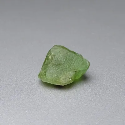 Peridot /Olivín surový minerál 7,9g Pakistán