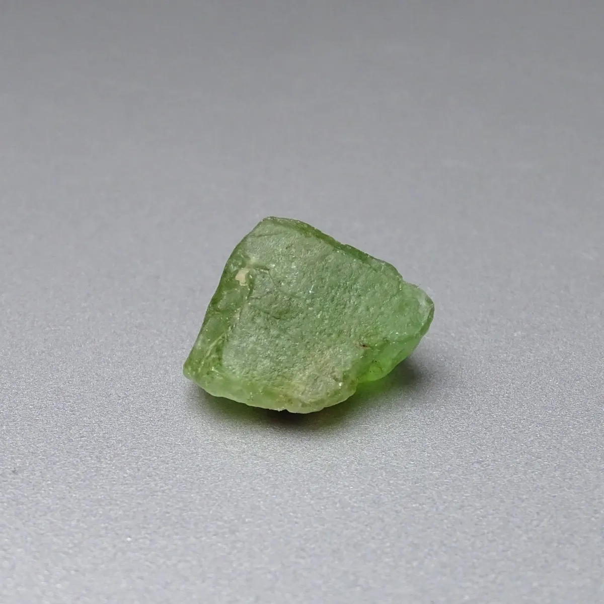 Peridot / Olivine crude mineral 7,9g, Pakistan