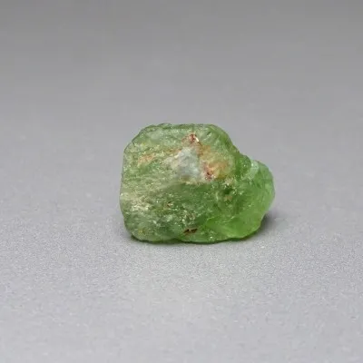 Peridot /Olivín surový minerál 7,9g Pakistán