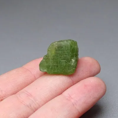 Peridot / Olivine crude mineral 7,9g, Pakistan