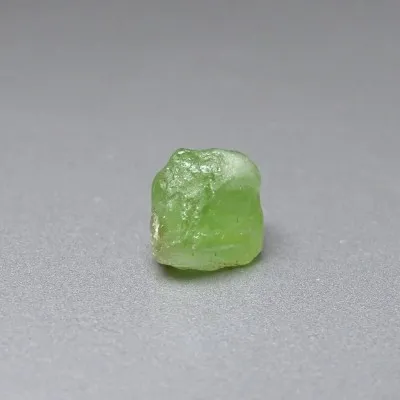 Peridot /Olivín surový minerál 3,9g Pakistán