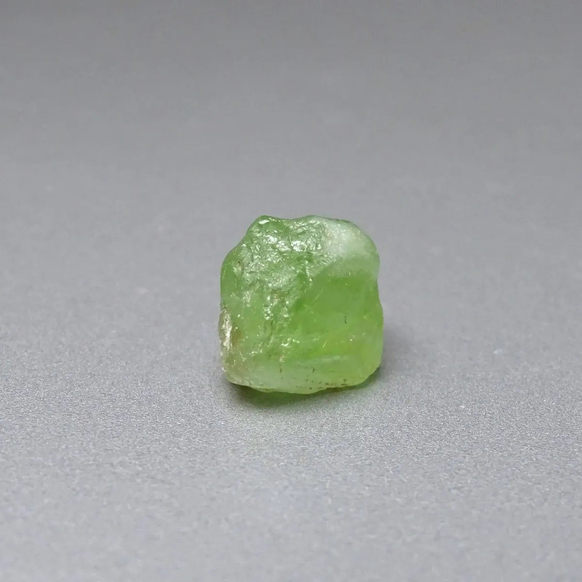 Peridot /Olivín surový minerál 3,9g Pakistán