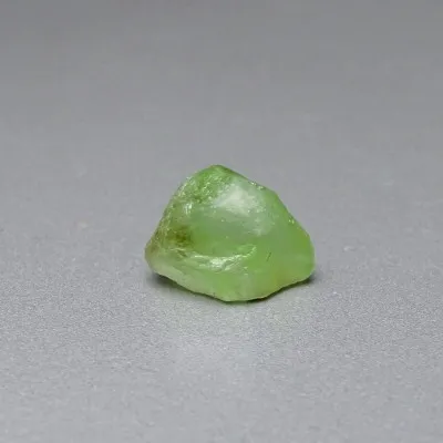 Peridot /Olivín surový minerál 3,9g Pakistán
