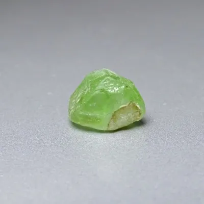 Peridot / Olivine crude mineral 3.9g, Pakistan