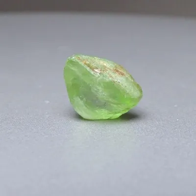 Peridot /Olivín surový minerál 3,9g Pakistán