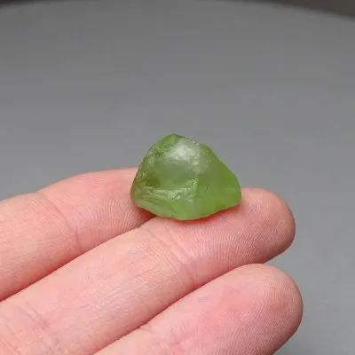 Peridot / Olivine crude mineral 3.9g, Pakistan