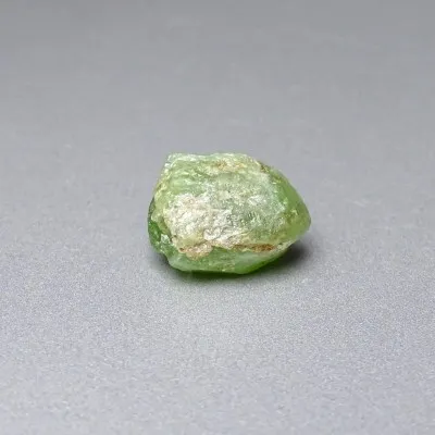 Peridot /Olivín surový minerál 4,6g Pakistán