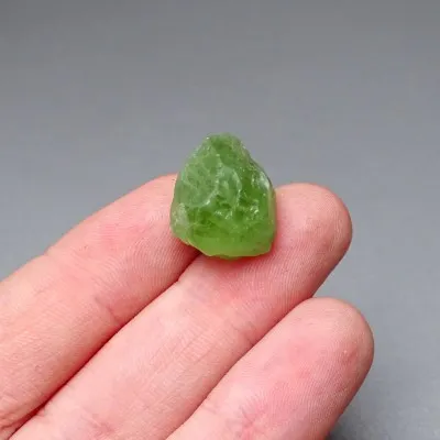 Peridot / Olivin Rohmineral 4,6g, Pakistan