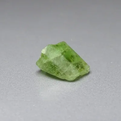Peridot /Olivín surový minerál 5,1g Pakistán