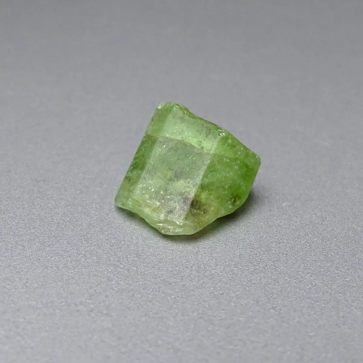 Peridot /Olivín surový minerál 5,1g Pakistán